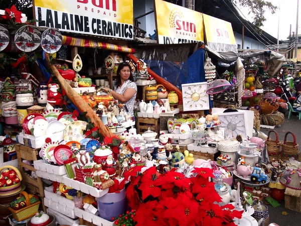 Μια ευρεία ποικιλία του σπιτιού και διακοσμήσεις Χριστουγέννων στην οθόνη σε ένα κατάστημα στην αγορά Dapitan — Φωτογραφία Αρχείου