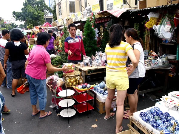 Os clientes olham para uma grande variedade de decorações de chirstmas em uma loja no Mercado Dapitan — Fotografia de Stock
