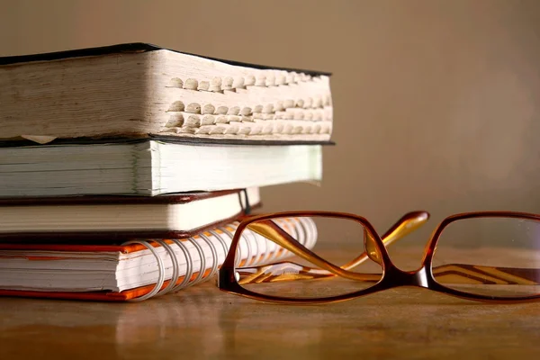 Glasögon och högen av böcker — Stockfoto
