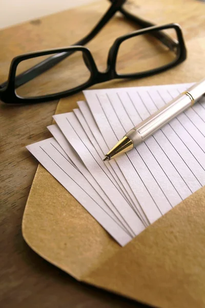 Brille, Papiere im braunen Umschlag und Stift — Stockfoto