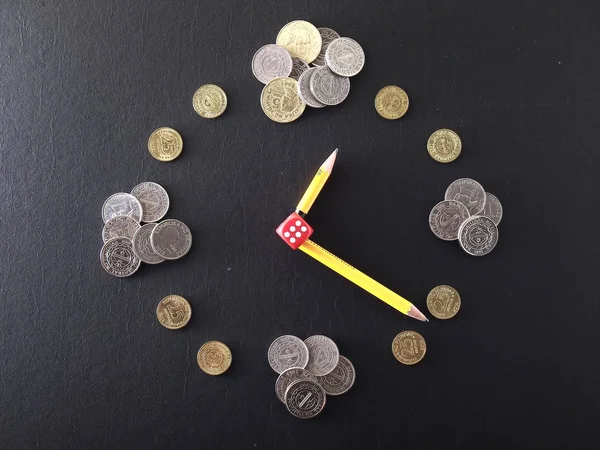 Münzen wie eine Uhr angeordnet — Stockfoto