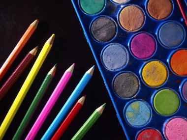 Renkli kalemler ve su renk paleti