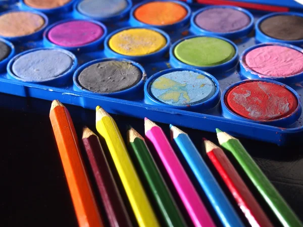 Pallette van water kleuren en kleurpotloden — Stockfoto