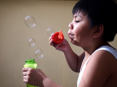 genç çocuk üfleme kabarcıklar