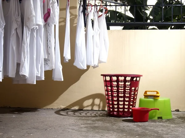 Camicie e materiali per lavanderia lavati — Foto Stock
