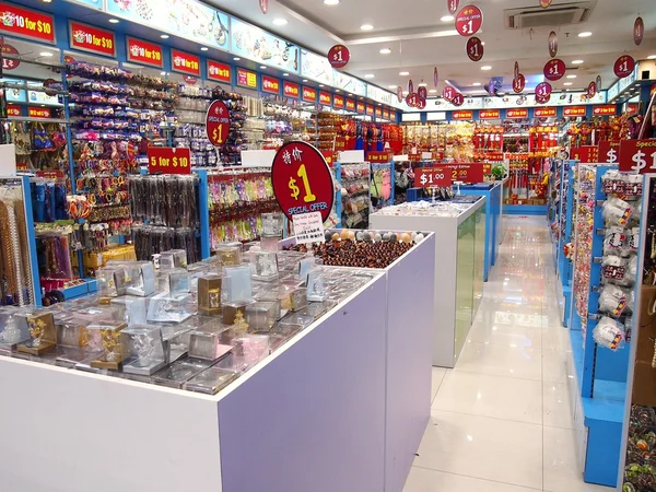 Lojas e lojas oferecem e vendem uma variedade de produtos de lembrança locais para turistas em Chinatown, Cingapura . — Fotografia de Stock