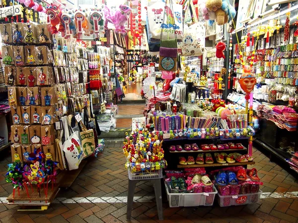 Negozi e negozi offrono e vendono una varietà di prodotti locali di souvenir ai turisti a Chinatown, Singapore . — Foto Stock