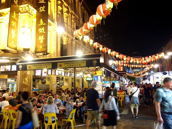 Yerli halk ve turistler Chinatown, Singapur için yemek sunan restoran.