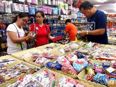 Turistler Hatıralık ürünleri bir mağaza ya da salonu Chinatown, Singapur, çeşitli seçim.