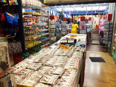 Dükkan ve mağazalarda sunmak ve Chinatown, Singapur turistler için a değişiklik-in yerel Hatıralık ürünleri satmak.