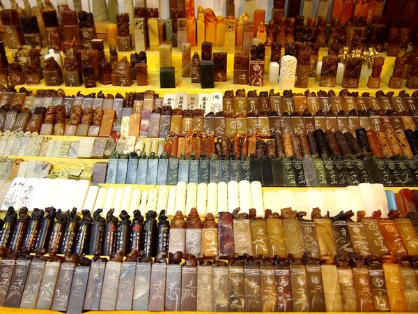 Dükkan ve mağazalarda sunmak ve Chinatown, Singapur turistler için a değişiklik-in yerel Hatıralık ürünleri satmak.