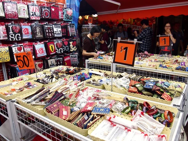 Os turistas escolhem entre uma variedade de produtos de lembrança em uma loja ou loja em Chinatown, Cingapura . — Fotografia de Stock