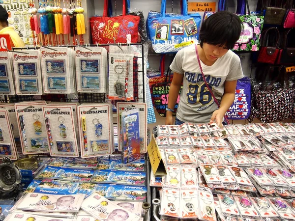Turistler Hatıralık ürünleri bir mağaza ya da salonu Chinatown, Singapur, çeşitli seçim. — Stok fotoğraf