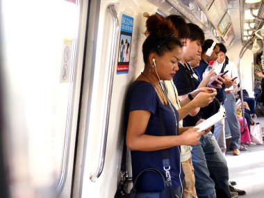 Taşıt veya yolcu Mrt içinde onların akıllı telefon veya cep telefonu zaman geçirmek.