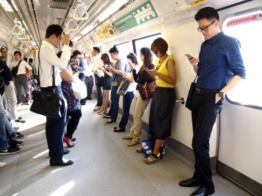Taşıt veya yolcu Mrt içinde onların akıllı telefon veya cep telefonu zaman geçirmek.