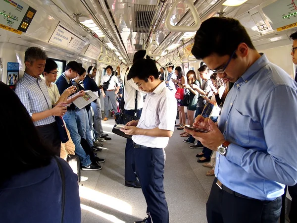 Taşıt veya yolcu Mrt içinde onların akıllı telefon veya cep telefonu zaman geçirmek.
