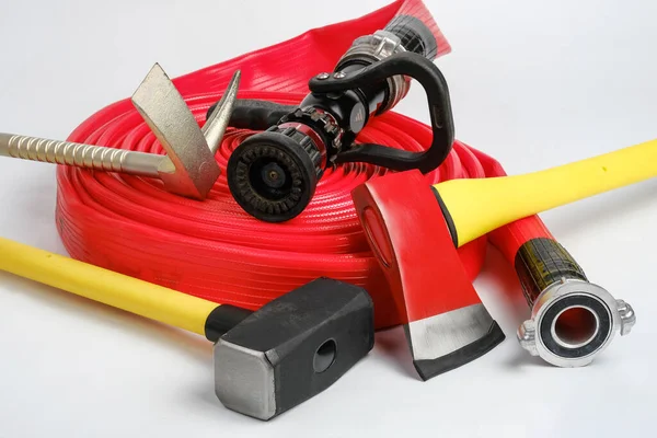 Gelber Vorschlaghammer, Axt, Hooligan-Stange und Feuerwehrschlauch aus Feuerwehr-Werkzeugkiste — Stockfoto