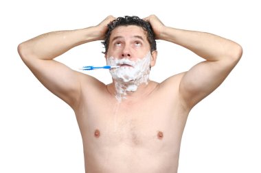 Beyaz adam elinde diş fırçası, başını yıkıyor, yukarı bakıyor ve geç geliyor.