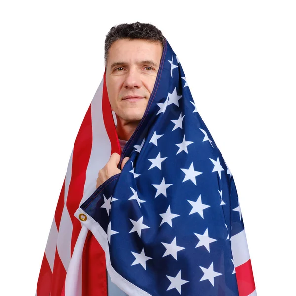 Knappe man van middelbare leeftijd bedekt met Amerikaanse vlag en kijkend naar camera — Stockfoto