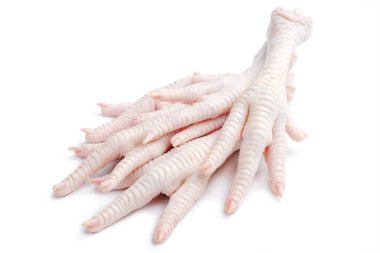 Beyaz arka planda izole tavuk ayakları.