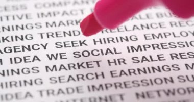 Pembe fosforlu kalem sosyal kelimesini işaret ediyor. Makro çekim, seçici odaklanma. 