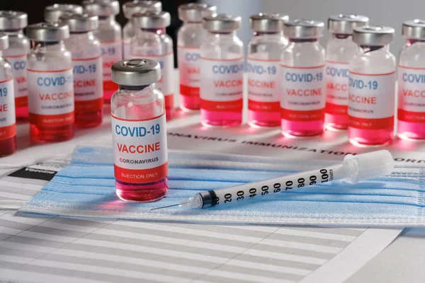 疫苗瓶、注射器和许多用于疫苗接种的玻璃瓶 — 图库照片