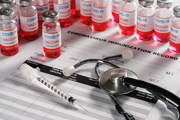 Butelki ze szkła ze stetoskopu i fiolki ze szczepionką na tle szczepienia — Zdjęcie stockowe