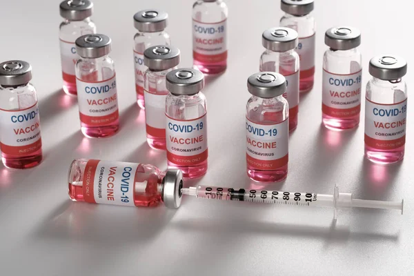 Wypełnienie strzykawki szczepionką COVID-19 — Zdjęcie stockowe
