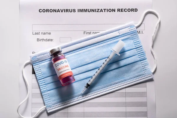 Fiolki ze szkła szczepionkowego do szczepienia przeciwko COVID-19 i strzykawce — Zdjęcie stockowe