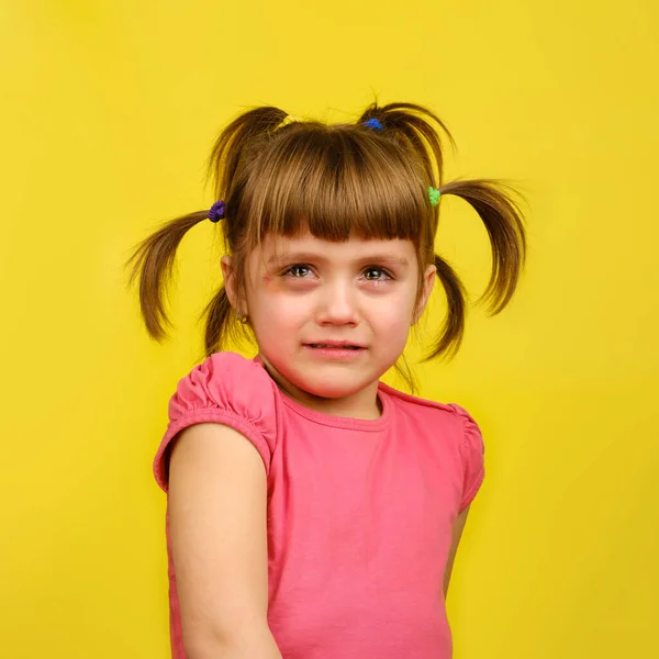 Retrato de llorando niña caucásica con coletas y moretones debajo del ojo — Foto de Stock