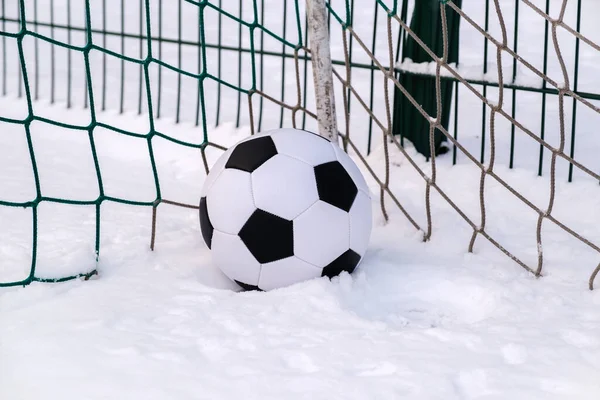 Kışın futbol kalesinin köşesinde futbol.