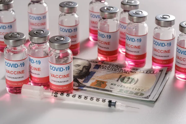 Pieniądze wydane na szczepionkę COVID 19 i maski medyczne — Zdjęcie stockowe