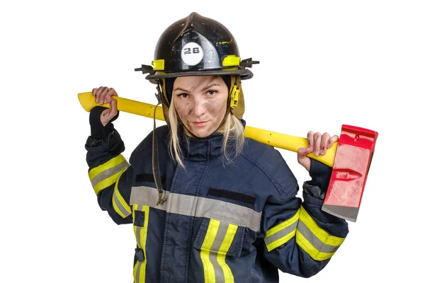 Młoda kobieta w mundurze strażaka z siekierą — Zdjęcie stockowe
