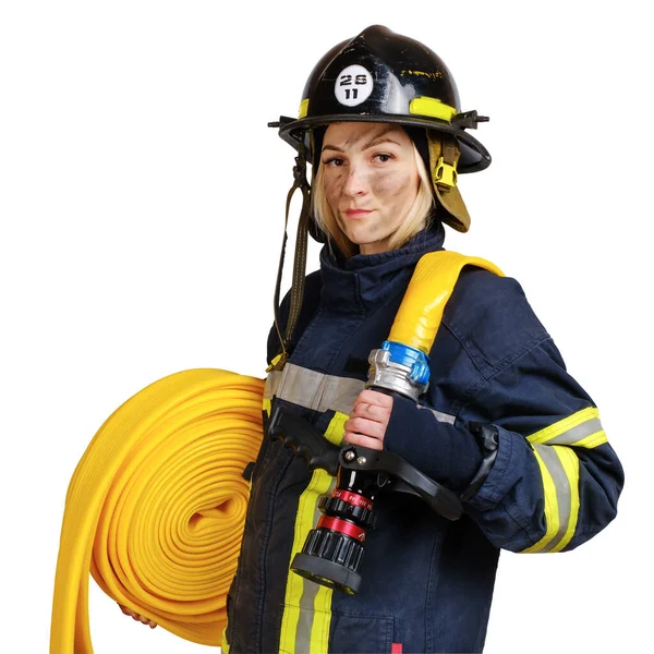 Mladá statečná žena v uniformě a klobouku hasiče s požární hadicí — Stock fotografie