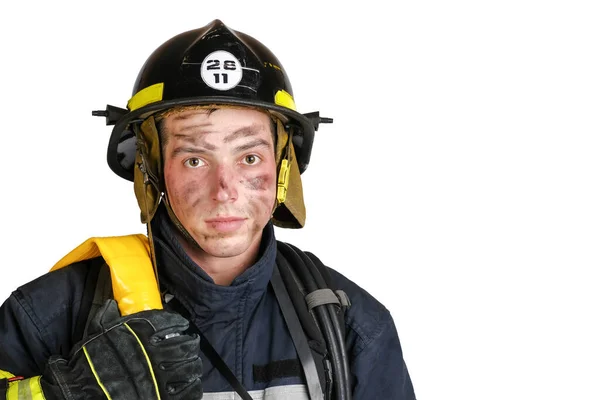 Cara de cerca del joven valiente en uniforme y sombrero de bombero —  Fotos de Stock
