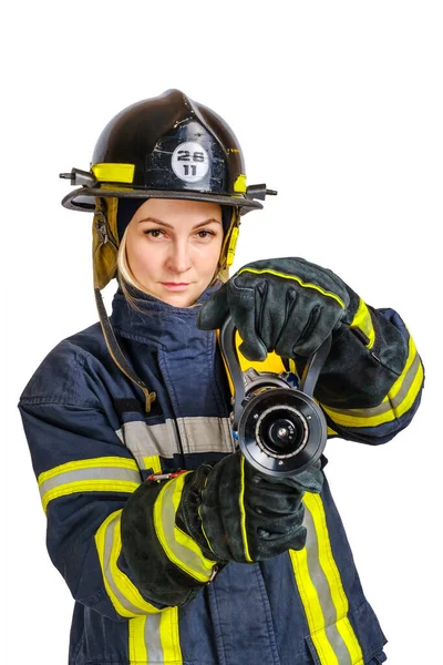 身穿制服、头戴硬帽的女消防员在消防软管喷嘴上打开阀门 — 图库照片