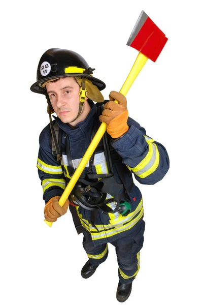 Повне тіло молодий хоробрий чоловік в уніформі пожежника і сокири — стокове фото