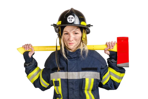 身穿消防队员制服的年轻女子，拿着斧头 — 图库照片