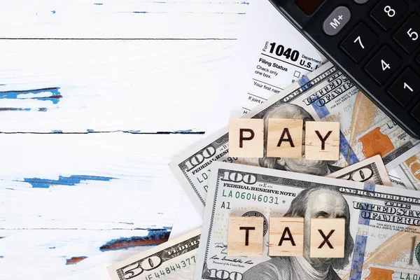 Gros plan Formulaire d'impôt sur le revenu des particuliers 1040, billets en dollars. — Photo