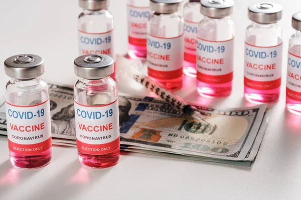 Pieniądze wydane na szczepionkę COVID 19 i maski medyczne — Zdjęcie stockowe