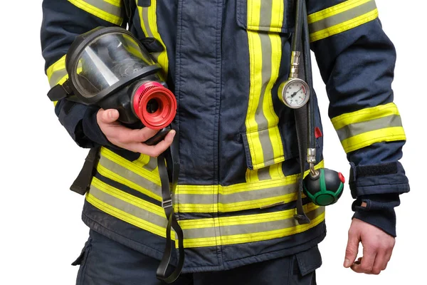 Volle Atemschutzmaske in der Hand eines unerkannten Feuerwehrmannes — Stockfoto