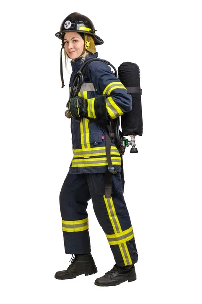 Mulher de uniforme de bombeiro posando em perfil com tanque de ar — Fotografia de Stock