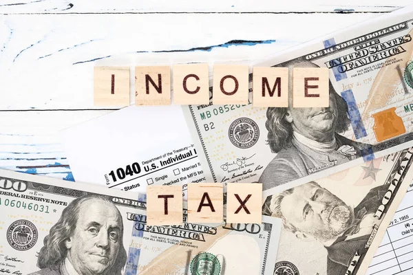Närbild personlig inkomstskatt formulär 1040, dollarsedlar. — Stockfoto