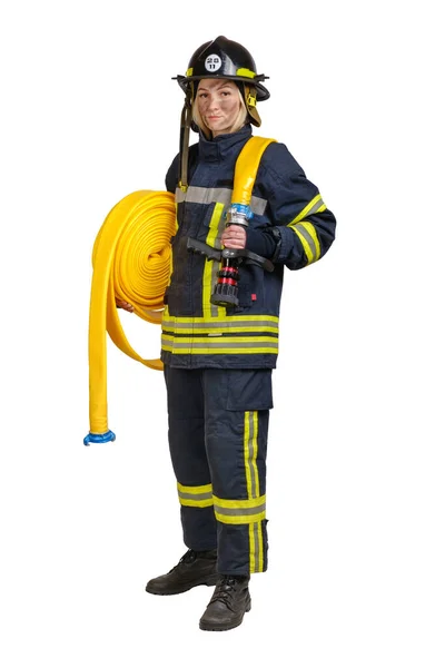 Jonge dappere vrouw in uniform en harde hoed van brandweerman met brandslang — Stockfoto