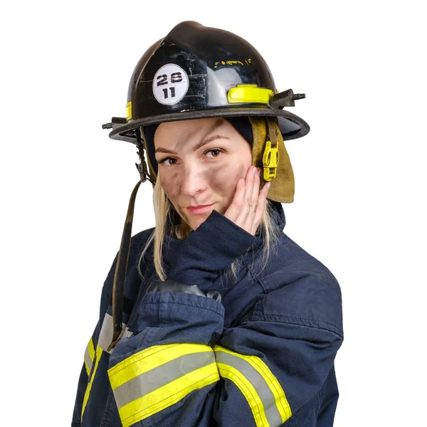 身穿消防队员制服,头戴安全帽的年轻女子,用手触摸脸 — 图库照片