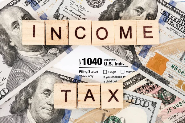 Gros plan Formulaire d'impôt sur le revenu des particuliers 1040, billets en dollars. — Photo
