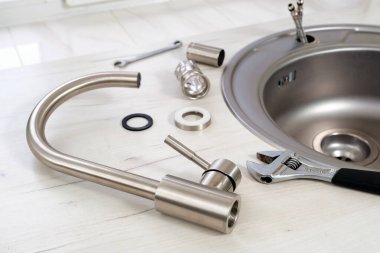 Mutfak lavabosuna yerleştirmek için yeni musluk ve ayarlanabilir anahtar