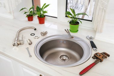 Mutfak lavabosuna yerleştirmek için yeni musluk ve araçlar