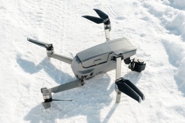 Kırık kamera ve kışın kara çakıldıktan sonra drone kolu