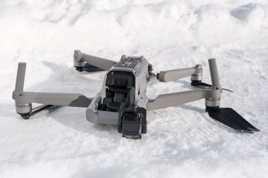 Kırık kamera ve kışın kara çakıldıktan sonra drone kolu